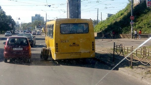 Появилось видео, как в Киеве на ходу у автобуса отпало колесо