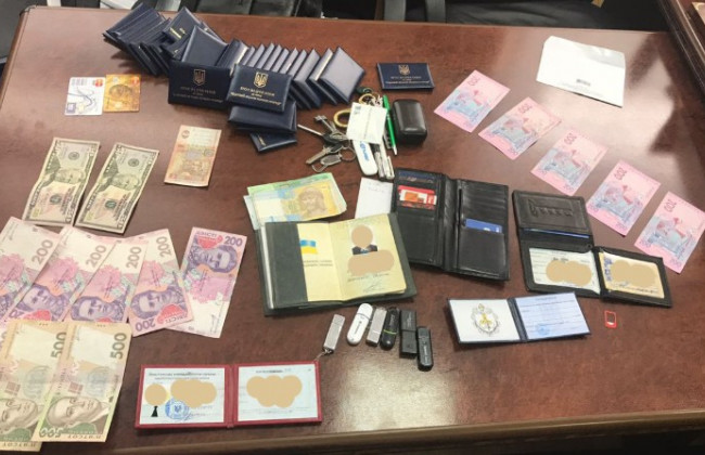 Ускорял выдачу документов: капитана морского порта задержали на взятке