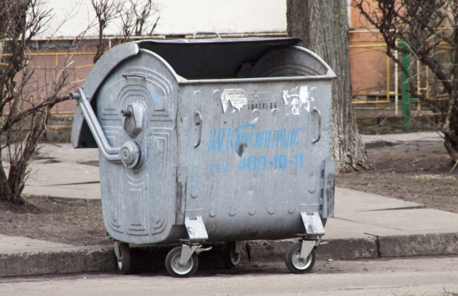 Мусорный бак во время ливня «носился» по улице и портил машины киевлян