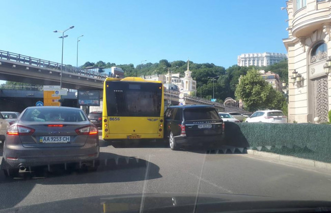 В центре Киева пассажирский автобус наехал на Range Rover