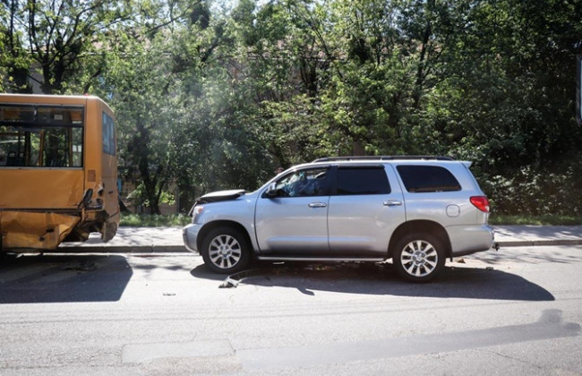 В Киеве пьяный водитель джипа устроил ДТП с маршруткой, опубликовано видео