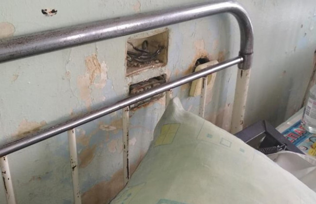 «Посмотрите, как лежат люди после реанимации»: в сети показали ужасные условия столичной больницы