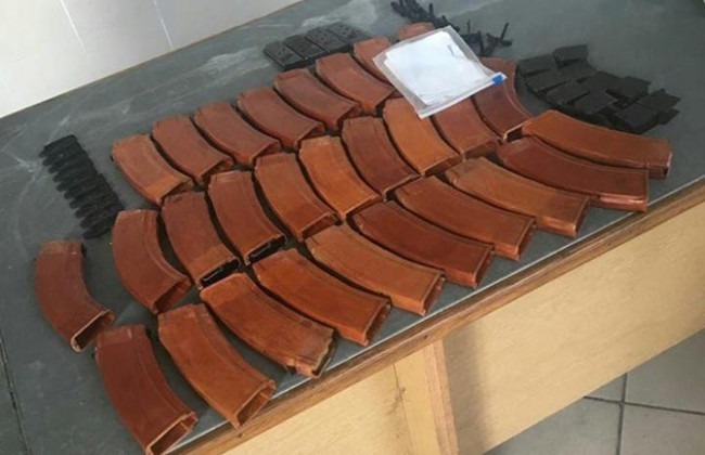 Пара из Львова пыталась выехать в Польшу с 28 магазинами к АК-47