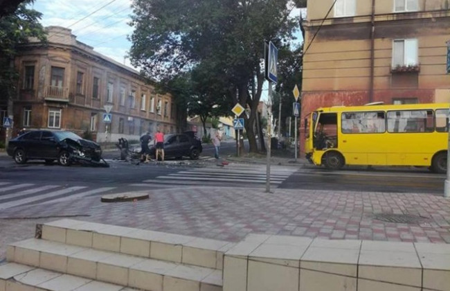 Жуткое ДТП в Мариуполе: столкнулись две машины и маршрутка, пострадали 7 человек