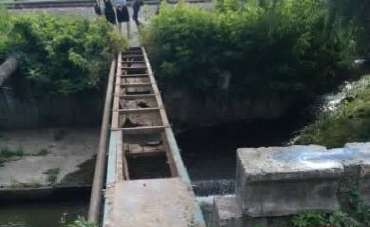 «Был и пропал»: вандалы уничтожили мост через реку Лыбидь