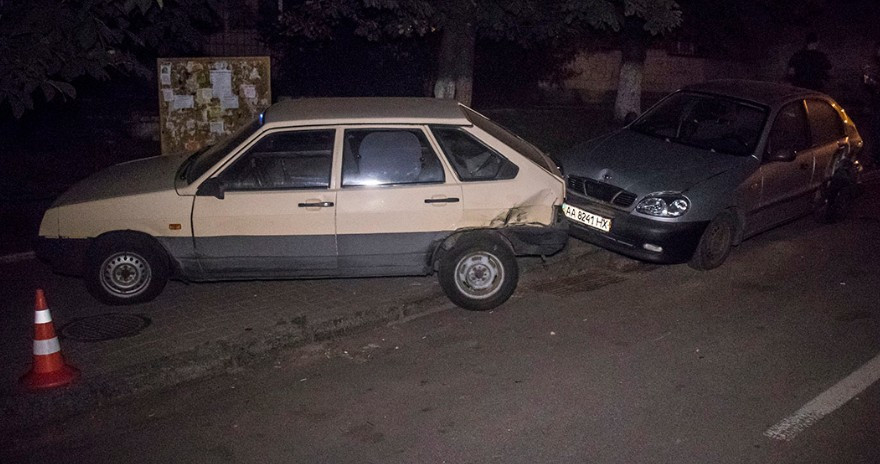 Водитель в Киеве растрощил припаркованные автомобили