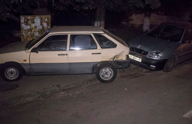 Водитель в Киеве растрощил припаркованные автомобили