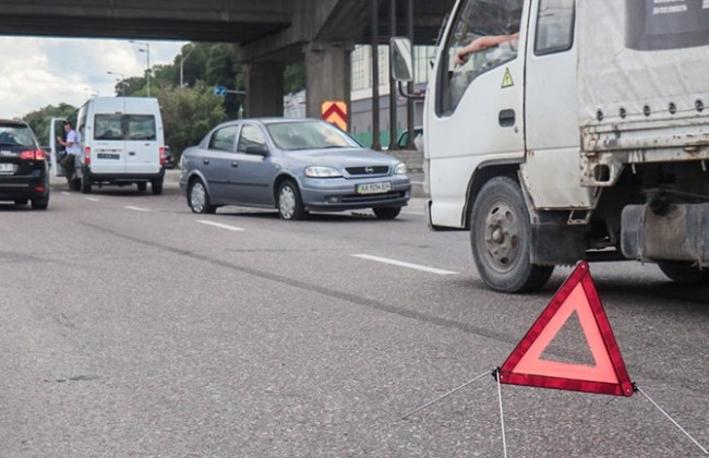 Испортил свадьбу: в Киеве пенсионер спровоцировал серьезное ДТП