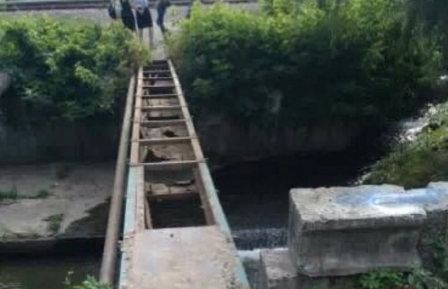 «Был и пропал»: вандалы уничтожили мост через реку Лыбидь