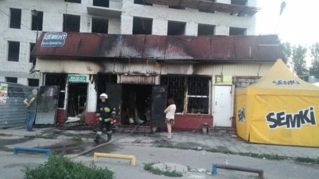 В Днепре сгорел магазин: появилось видео