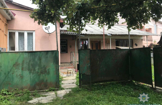 Угрожал и бросил в сожительницу гранату: полиция задержала мужчину