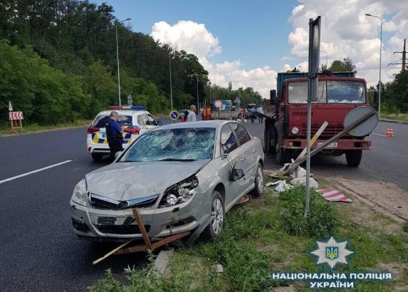Жуткое ДТП под Киевом: автомобиль на скорости «снес» группу рабочих