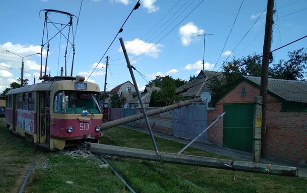 В Харькове трамвай сбил столб на частный сектор