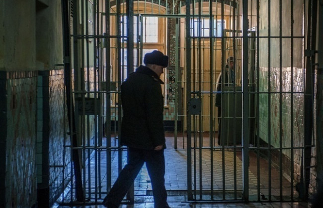 В тюрьмах надзиратели начали носить видеорегистраторы