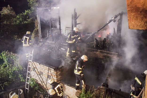Масштабный пожар в Києве: на доме взрывался шифер, жители в панике
