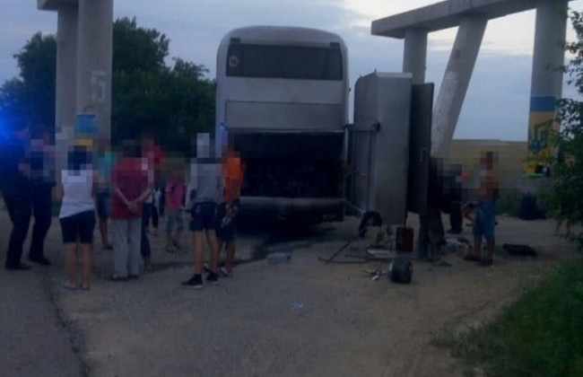 На трассе Киев-Одесса загорелся автобус с десятками детей