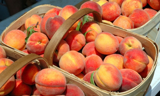 Сеть возмутили фрукты с «сюрпризом» в супермаркете Киева