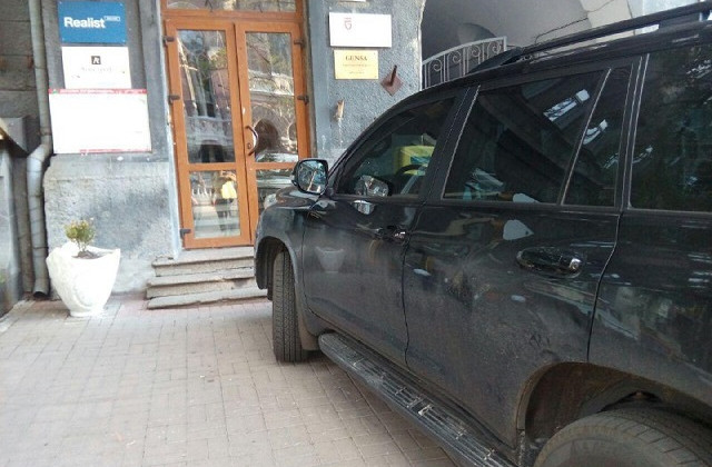 Перекрыл вход в подъезд: на фото засняли сверхнаглого «героя парковки»  в Киеве