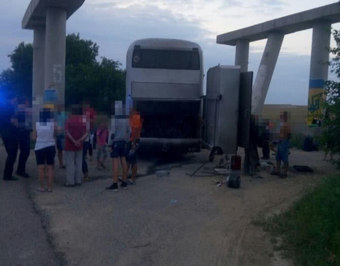 На трассе Киев-Одесса загорелся автобус с десятками детей