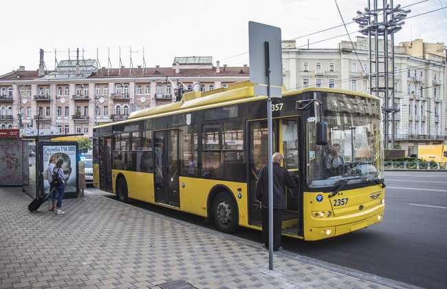 Залез на крышу троллейбуса и свалился под колеса: в Киеве произошел жуткий случай
