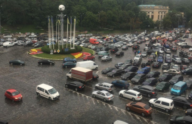 Владельцы машин на еврономерах заблокировали центр Киева: есть фото и видео