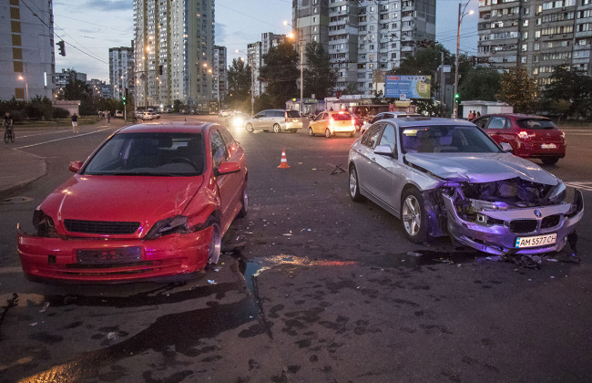 Жуткое ДТП в Киеве: лихой BMW не пропустил Opel