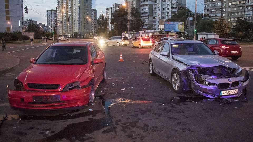 Жуткое ДТП в Киеве: лихой BMW не пропустил Opel