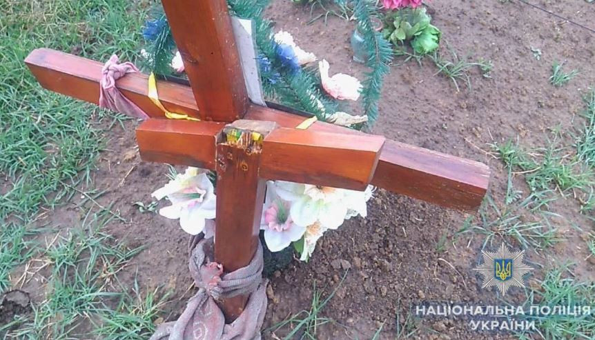 Под Одессой пьяный 13-летний мальчик разбил полсотни крестов на кладбище