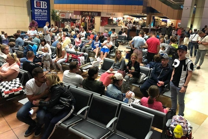 Из аэропорта Анталии не могут вылететь 170 украинских туристов