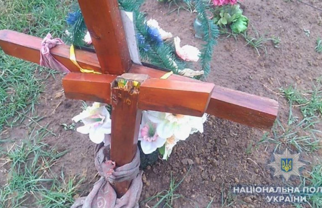 Под Одессой пьяный 13-летний мальчик разбил полсотни крестов на кладбище