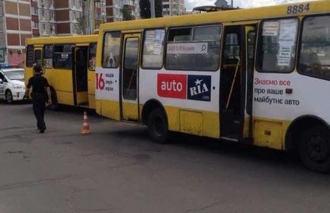 В Киеве столкнулись маршрутки: есть подробности