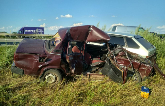 ДТП с участием трех машин: один автомобиль раздавило всмятку