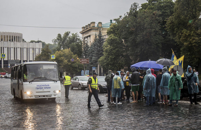 Виновата неграмотная политика: в соцсетях обсуждают митинг «евробляхеров»
