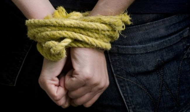 На Прикарпатье иностранец взял девушку в заложницы