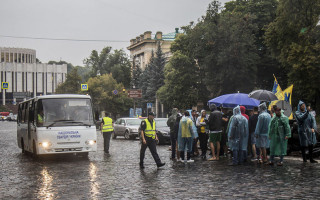 Виновата неграмотная политика: в соцсетях обсуждают митинг «евробляхеров»