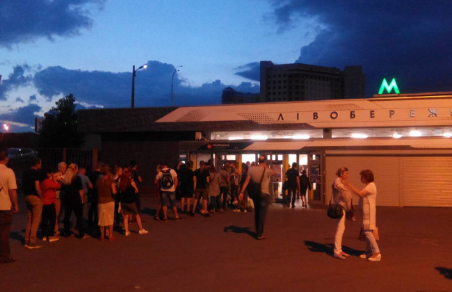 В киевском метро собрались огромные очереди