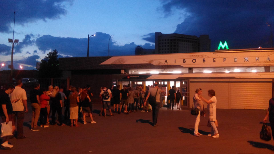 В киевском метро собрались огромные очереди