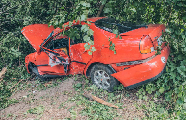 Жуткое ДТП в Киеве: пьяный именинник снес дерево