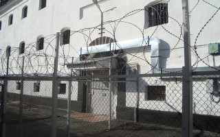 В Черниговском СИЗО обнаружили заключенного с порезами на шее, мужчина скончался до приезда скорой