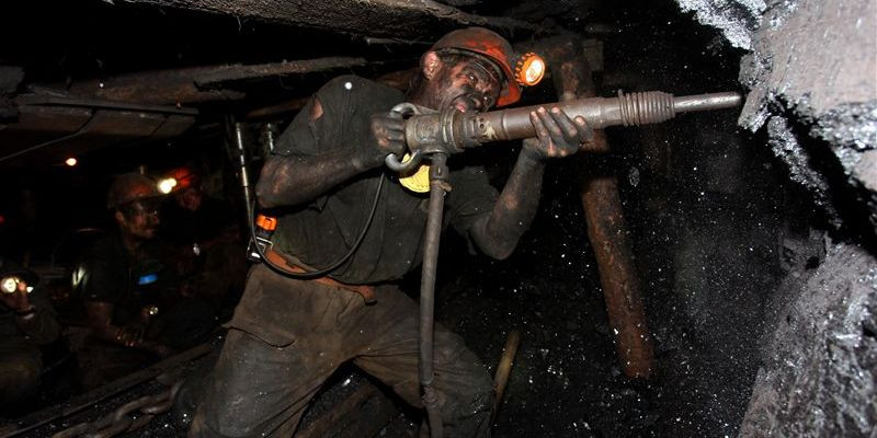 В Луганской области освободили шахтеров, которые 6 часов были заблокированы под землей