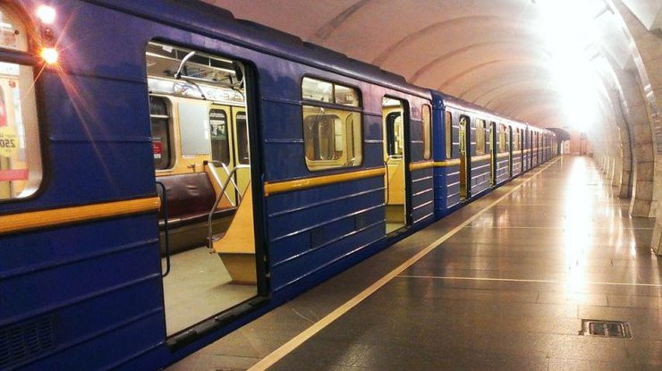 В Киеве из-за минирования закрыли станцию метро «Гидропарк»: поезда едут без остановки