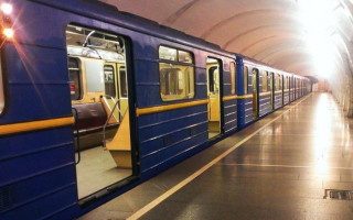 В Киеве из-за минирования закрыли станцию метро «Гидропарк»: поезда едут без остановки