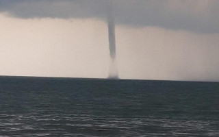 Около Бердянска зафиксировали мощный смерч: впечатляющее видео