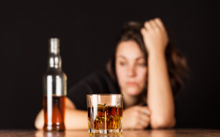 Плакали всю ночь: горе-мать закрыла двух детей в квартире и пошла пить