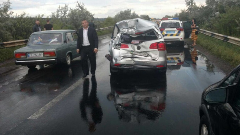 Массовое ДТП под Черновцами: на мокрой трассе столкнулись 8 автомобилей