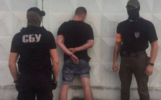 Сбывал наркотики: в Киеве силовики задержали полицейского