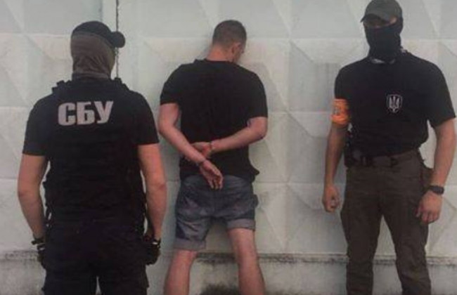 Сбывал наркотики: в Киеве силовики задержали полицейского