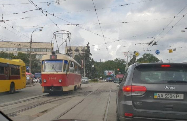 В Киеве трамвай сошел с рельсов: все подробности