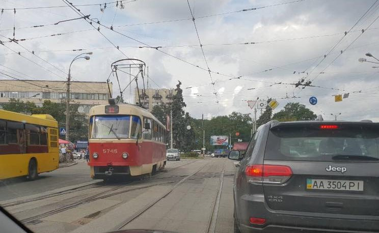 В Киеве трамвай сошел с рельсов: все подробности