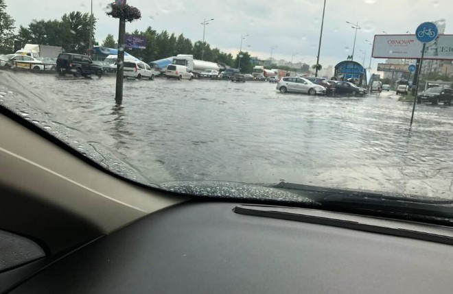 Пробки и вырванные номерные знаки: Киев накрыл сильный дождь